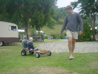 op een skelter spelen met pappa -1-