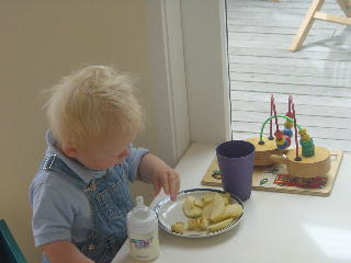 Niklas heeft een eigen tafel en daar eet hij bijna altijd helemaal z'n bord leeg