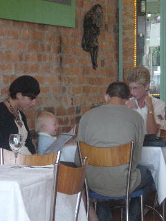 Niklas vond het leuker om bij andere mensen aan tafel te zitten