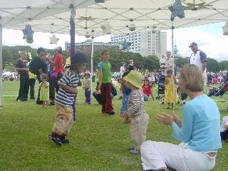 lekker dansen op het berenfeest in Auckland Domain