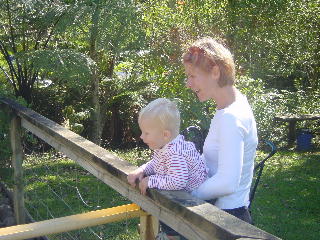 met mamma kijken naar de leuke dingen in 'Waiau Waterworks'