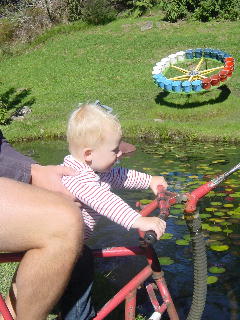 met pappa op de brandweerfiets