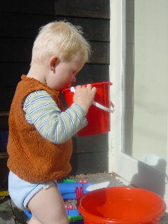 in Juni nog lekker in je blote benen op het deck spelen !