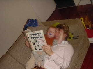 met mamma Jip en Janneke op de bank lezen