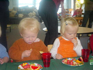 Niklas en Anneke lekker aan de 'morning tea'!