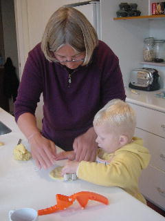 samen met oma koekjes bakken (een 2 van zanddeeg)