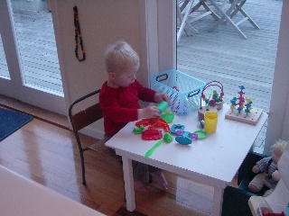 lekker spelen met Play-Dough, knippen, snijden, balletjes draaien, slierten drukken,...