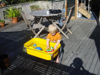 Niklas had voor z'n verjaardag een water/zand-bak gekregen en daar moet mee gespeeld worden