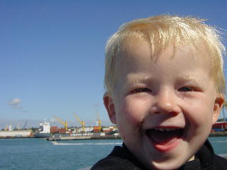 helemaal blij op de ferry naar Davenport (een wijk van Auckland aan de andere kant van de baai)