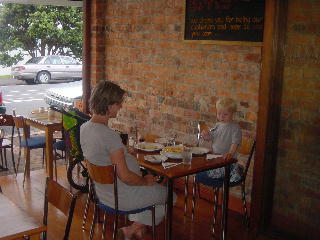 samen eten op de verjaardag van mamma Sjouke