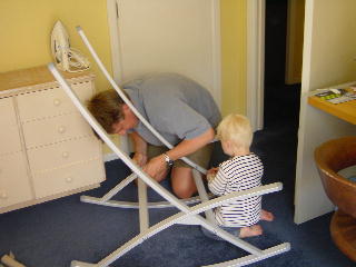 samen met pappa de schommelstoel voor mamma maken