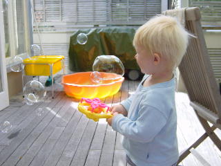 bubbles blazen met een automatische bellenblaas machine