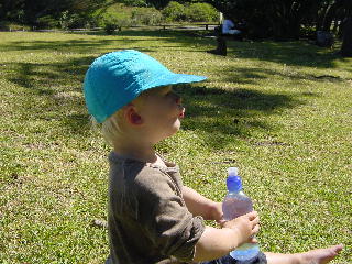 Niklas als een echte kiwi kind de zomer: petje tegen de zon en een water-bottle in de hand