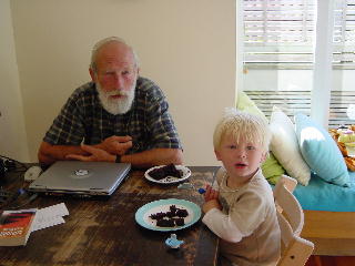 een goed gesprek met opa onder het genot van een chocolade cake