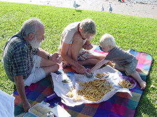 fish and chips op het gras bij de zee in St Heliers