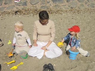 met Teresa en Brijana spelen op het strand