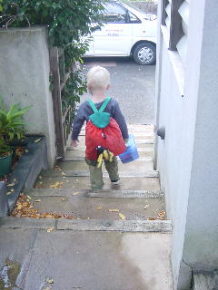 voor het eerst een hele dag naar pre-school (met rugzak en lunch box)