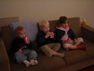 samen met Noah en Eva (Deense buurkindjes) op de bank