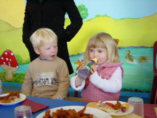 op de foto met Isabella tijdens een verjaardags feestje