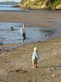 samen met mama spelen op het strand van St Heliers