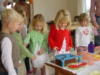 op de verjaardag van Anneke (Niklas, Brijana, Anneke en Isabella)