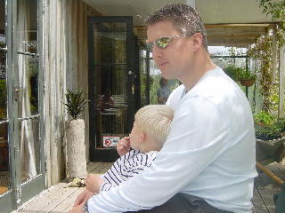 samen met papa even relaxen bij een lunch-plek