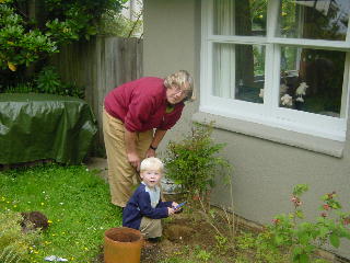 met oma in de tuin werken