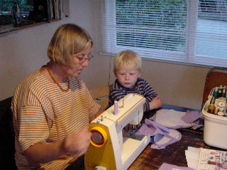 even kijken hoe oma met de naaimachine kleertjes maakt