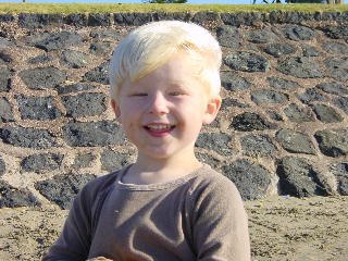 wat is het lekker om weer op het strand te spelen