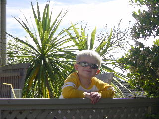 cool dude in de zon op het deck