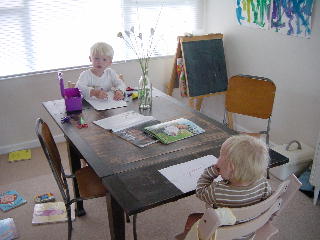 tekeningen maken aan tafel met Kirsten