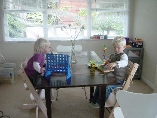 in de winter lekker spelletjes spelen op de tafel