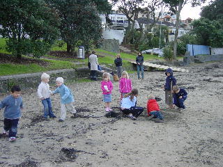 met vriendjes en vriendinnetje op het Takapuna strand spelen