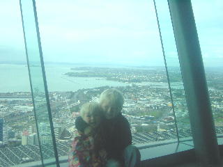 samen met Kirsten in de Sky-tower met Mission Bay/St Heliers op de achtergrond