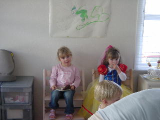 Isabella en Sophie met z'n genieten van de taart