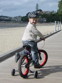 wat een grote jongen op zo'n fiets en met een helm van opa en oma