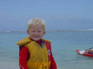 Met een life-jacket aan is Niklas klaar voor de kano-tocht