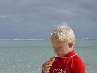 lekker ijsje eten op het strand