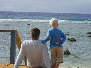 samen met papa naar de zee en de golven kijken