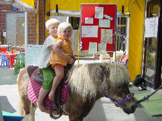 samen met Kirsten 'lekker ontspannen' op een pony