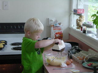 mama helpen met cake voor Kirsten maken