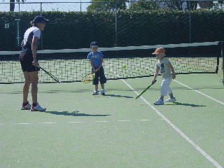 Niklas heeft tennisles samen met Coen