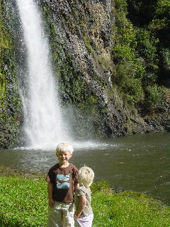 aan het einde van een wandeling is een mooie waterval