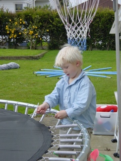 Vol concentratie helpen om de trampoline te maken