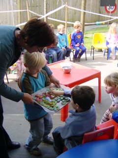 samen met de teacher uitdelen