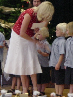 Niklas krijgt aan het einde van het schooljaar een award van juf Miss Brean